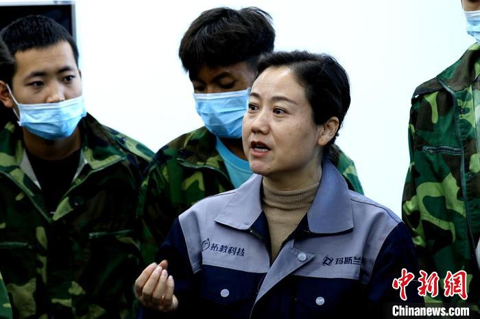 圖為李富香給與學生交流。(資料圖) 青海省教育廳供圖