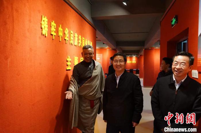 資料圖為參觀鑄牢中華民族共同體意識主題展?！『F龍 攝