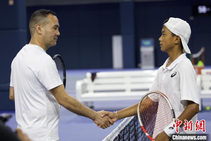 闊別兩年后，王發(fā)(右一)和王育喜(左一)再握手?！↑S迪燊 攝