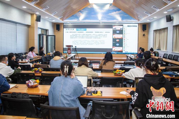 圖為論壇會議現(xiàn)場?！⊥瑬|放 攝