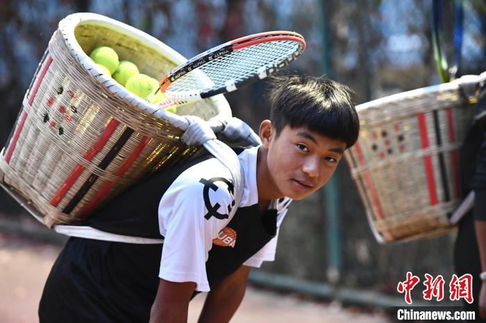 圖為“背簍少年”王發(fā)正在廊坊市體育館網(wǎng)球訓(xùn)練中心進行訓(xùn)練?！∴嵆孔?攝