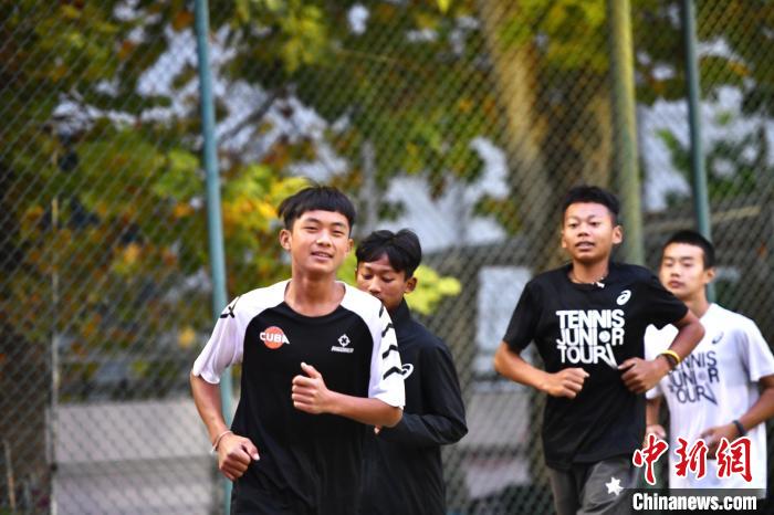 圖為王發(fā)和隊友們進行體能訓(xùn)練?！∴嵆孔?攝