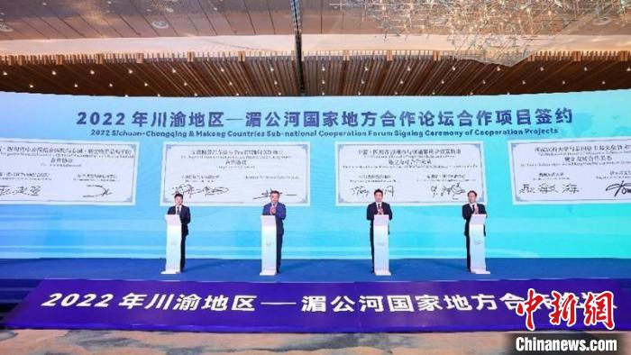 多個(gè)項(xiàng)目集中簽約。王宇 攝