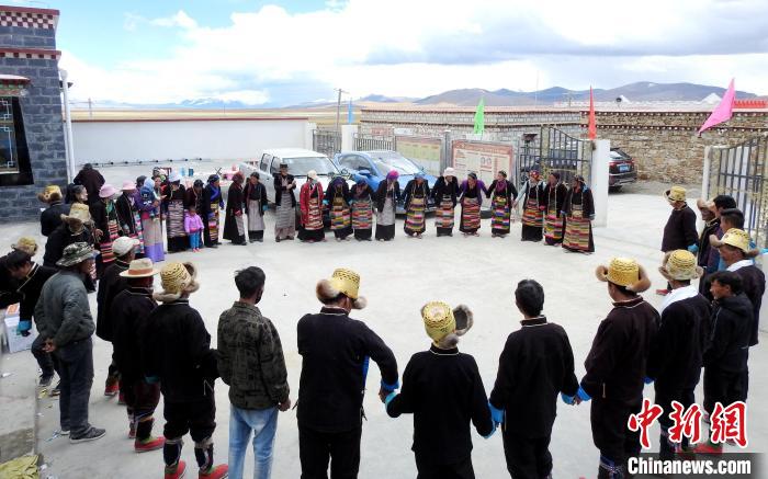 圖為普瑪江塘鄉(xiāng)民眾載歌載舞?！±丝ㄗ涌h網(wǎng)信辦供圖