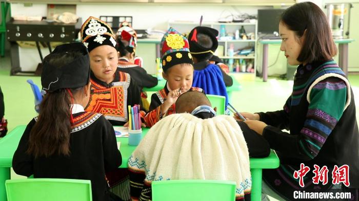 正在上課的學(xué)生?！√茊⒑?攝