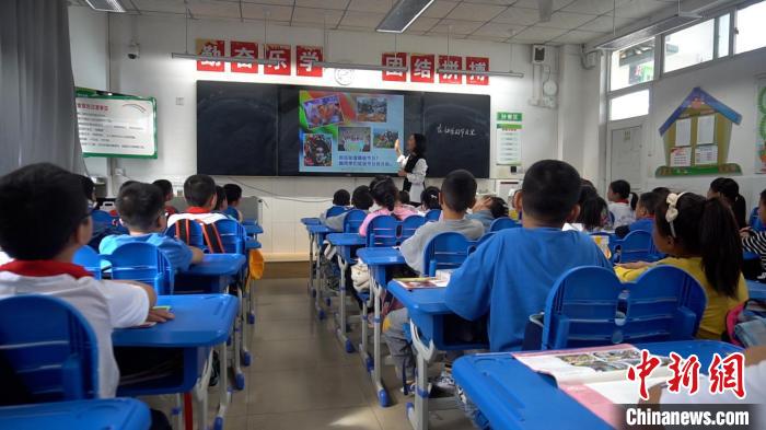 正在上課的學(xué)生?！√茊⒑?攝