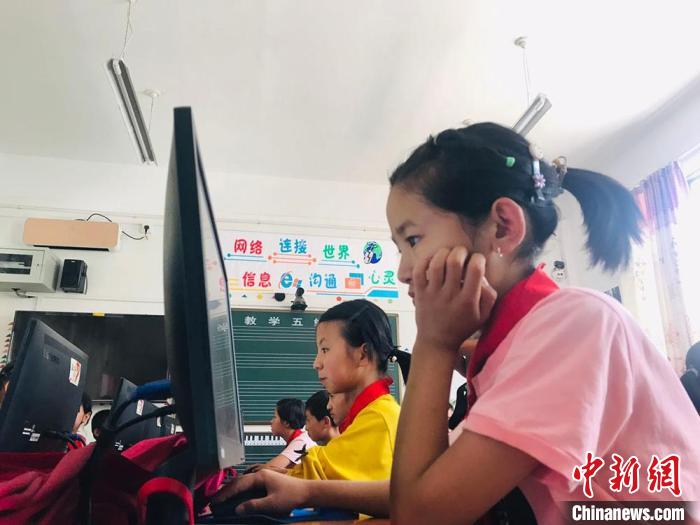 甘肅臨夏推15年免費(fèi)教育已10年:對教育的期待不止有學(xué)上