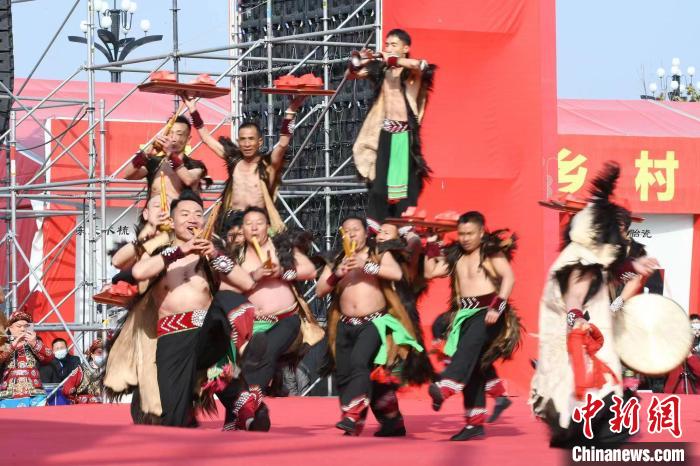 圖為少數(shù)民族舞蹈展演?！×赫赵?攝