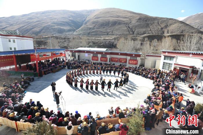 圖為匯報(bào)演出現(xiàn)場(chǎng)。　倫珠澤仁 攝