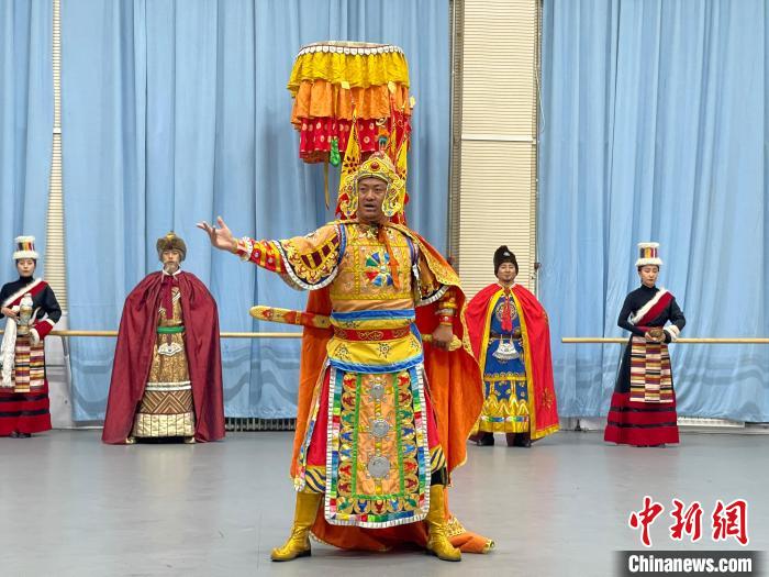 圖為格薩爾劇展演?！∠锴凡抛?供圖