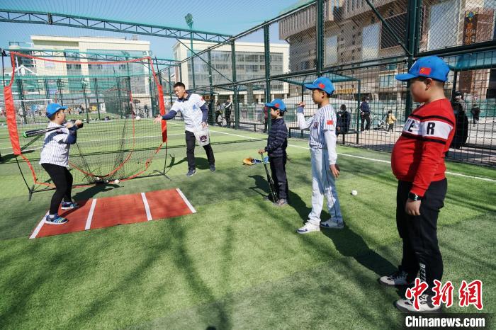 圖為小棒球手們進(jìn)行擊球訓(xùn)練。　馬銘言 攝