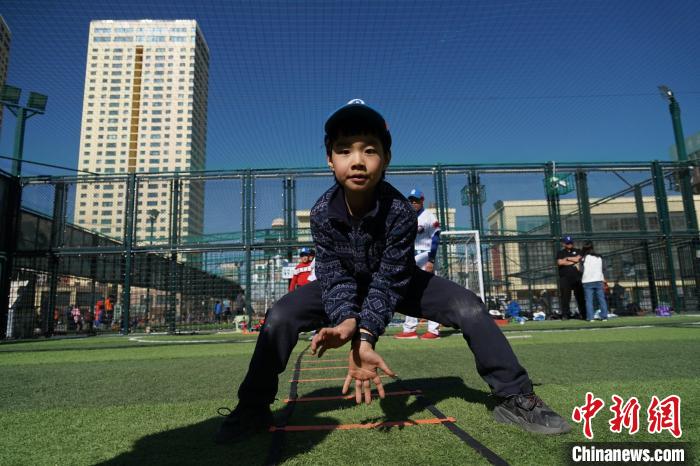 圖為小棒球手進(jìn)行接球動作訓(xùn)練。　馬銘言 攝