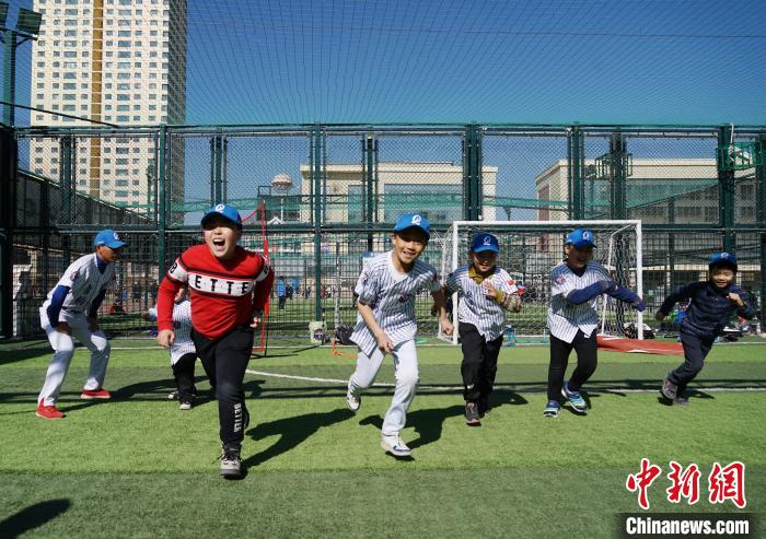 圖為小棒球手們進(jìn)行體能訓(xùn)練?！●R銘言 攝