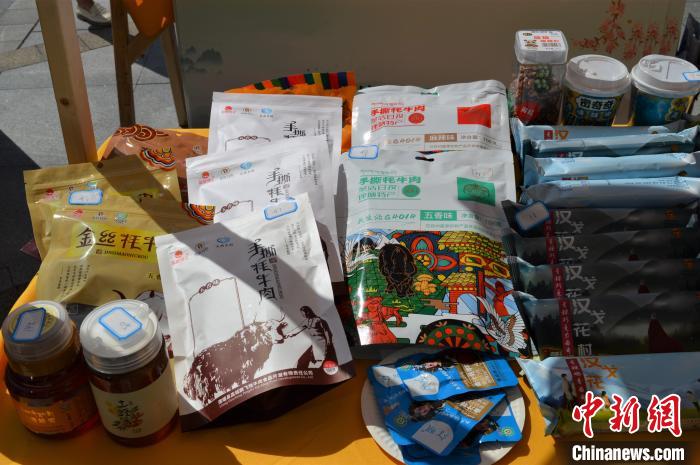 推介活動上的農(nóng)特產(chǎn)品展示?！≈炝杞?攝