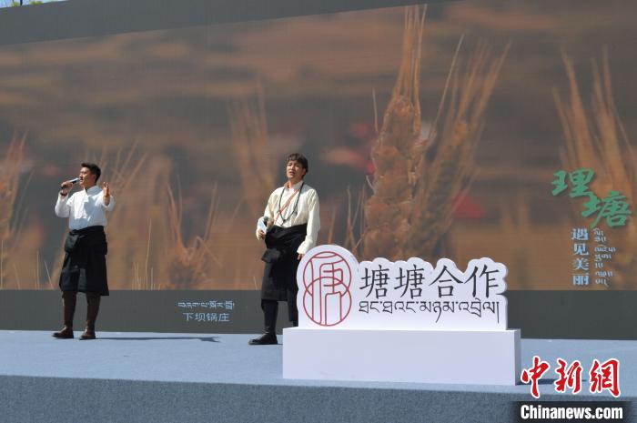 “康巴漢子”現(xiàn)場獻唱?！≈炝杞?攝