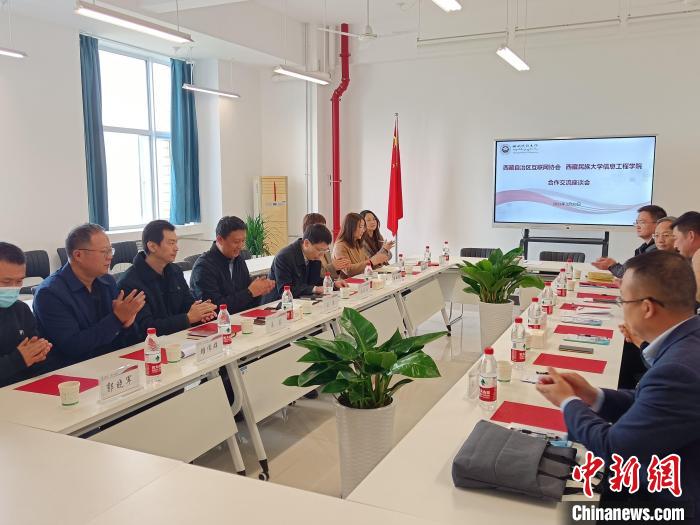 圖為座談會(huì)議現(xiàn)場(chǎng)?！「裆?攝