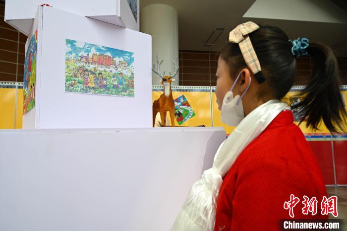 圖為學(xué)生參觀繪畫展?！≮w朗 攝