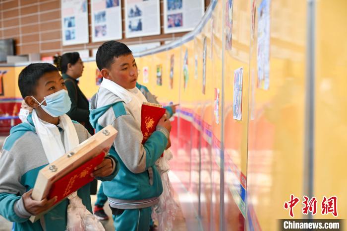 圖為學(xué)生參觀繪畫展?！≮w朗 攝