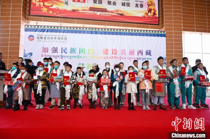 圖為部分獲獎學(xué)生合影?！≮w朗 攝