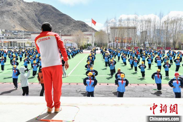 圖為學(xué)生在跳繩教練齊景龍的指導(dǎo)下做準(zhǔn)備運(yùn)動(dòng)?！∝暩聛?lái)松 攝