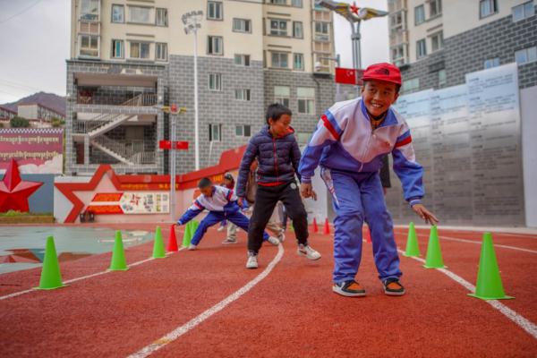 在高原上教孩子們打手球，“慢慢兒來(lái)，甭著急！”
