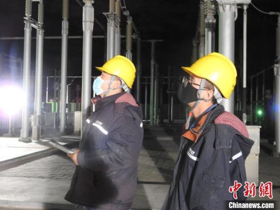 圖為5月10日凌晨，國網(wǎng)青海檢修公司柴達木換流站運維人員在進行柴拉直流系統(tǒng)停電操作?！∫杂?攝