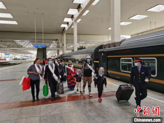 圖為拉薩車站工作人員為西藏先心病患兒和陪同人員提供“綠色”接力幫扶，并開通了專門通道，讓他們快速進站上車。拉薩車站 供圖