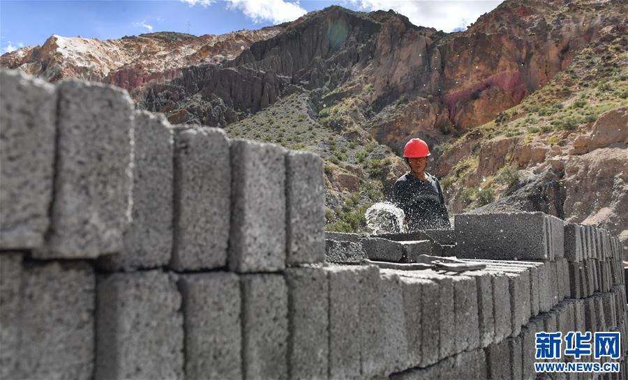 (社會(huì))(6)藏東脫貧影像:為家鄉(xiāng)建設(shè)“添磚加瓦”