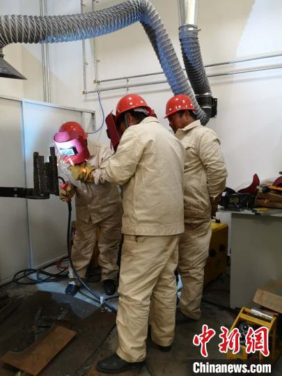 圖為學(xué)員正在進(jìn)行電焊技能學(xué)習(xí)?！》尔惙?攝