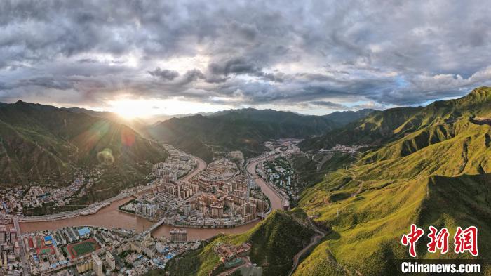 西藏昌都市3.84萬戶、19.46萬貧困人口全部脫貧