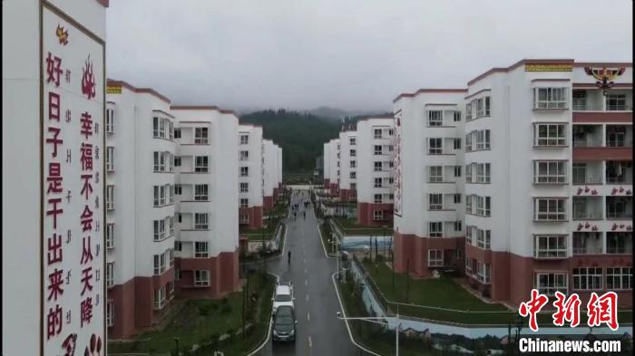 越西縣最大的易地扶貧搬遷安置點(diǎn)——城北感恩社區(qū)?！『武?攝