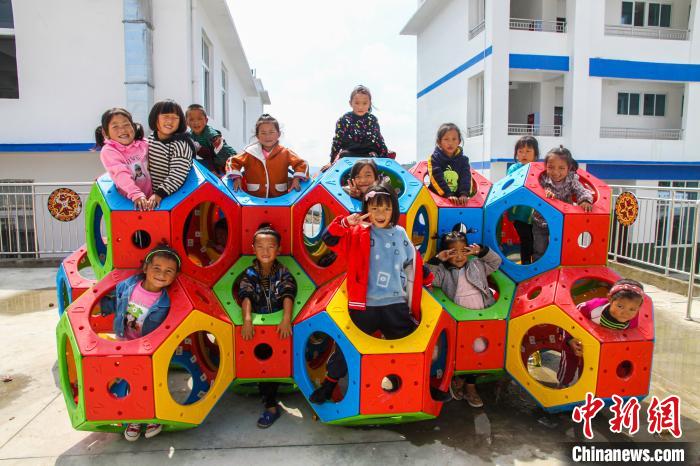 喜德縣一學(xué)校內(nèi)，孩子們露出開心的笑容。　爾古木三 攝