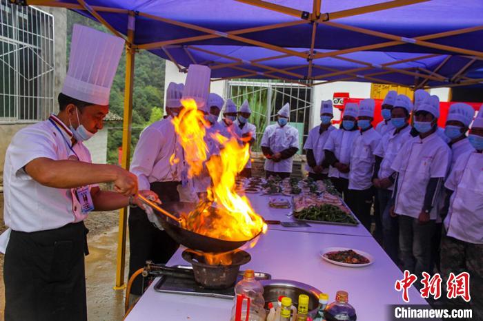 喜德縣冕山鎮(zhèn)舉辦的廚師培訓(xùn)班上，老師正在示范回鍋肉的做法?！柟拍救?攝