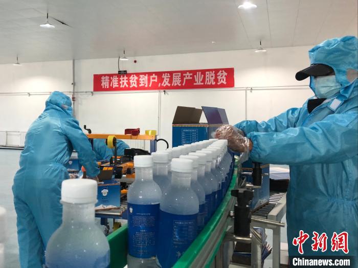 圖為阿里地區(qū)措勤縣某飲用水加工公司，該公司以“基地+公司+貧困民眾”為運營模式，帶動貧困民眾68戶232人?！≈x牧 攝