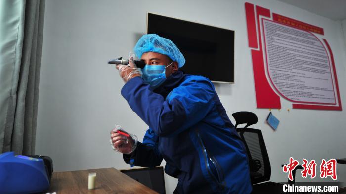 圖為8月11日，西藏那曲市聶榮縣色慶鄉(xiāng)雜瑪多種經(jīng)營合作聯(lián)合社質(zhì)檢員對(duì)從各牧場收集上來的牛奶進(jìn)行質(zhì)量檢測。色慶鄉(xiāng)統(tǒng)籌全鄉(xiāng)28個(gè)行政村的合作社，成立了擁有規(guī)范管理體系的合作聯(lián)合社，整合集體草場建立5座牧場，各牧場按照計(jì)分制統(tǒng)一放牧，畜產(chǎn)品實(shí)行定點(diǎn)、定時(shí)、定人收購，再統(tǒng)一檢測、加工、出售，建立了完整的牧業(yè)全產(chǎn)業(yè)鏈(資料圖)。　張偉 攝