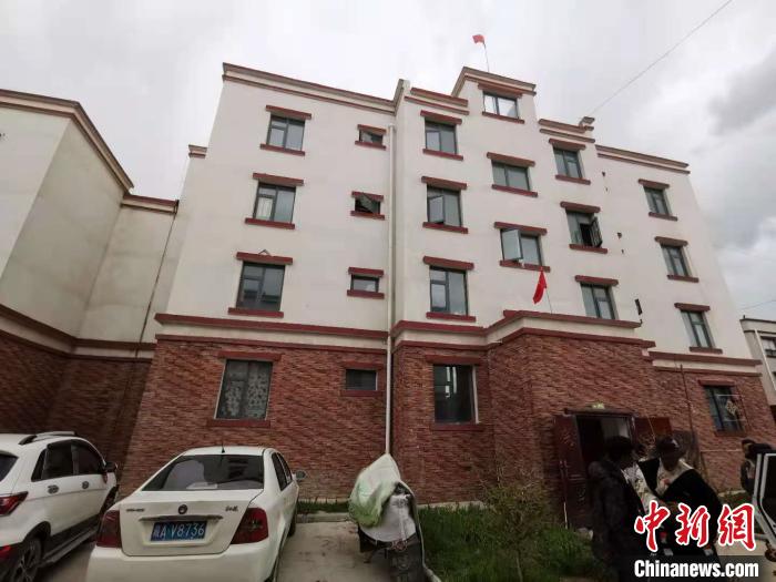 圖為8月12日，2018年7月從距那曲市色尼區(qū)城區(qū)那曲鎮(zhèn)90千米外的古露鎮(zhèn)當(dāng)桑村搬遷至城區(qū)的旦增新家位于一棟四層的樓房內(nèi)(資料圖)?！垈?攝