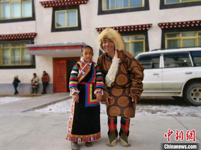 圖為2020年1月16日，搬遷至那曲市安多縣卓格扶貧小區(qū)的農(nóng)牧民在新家外面合影(資料圖)。　張偉 攝