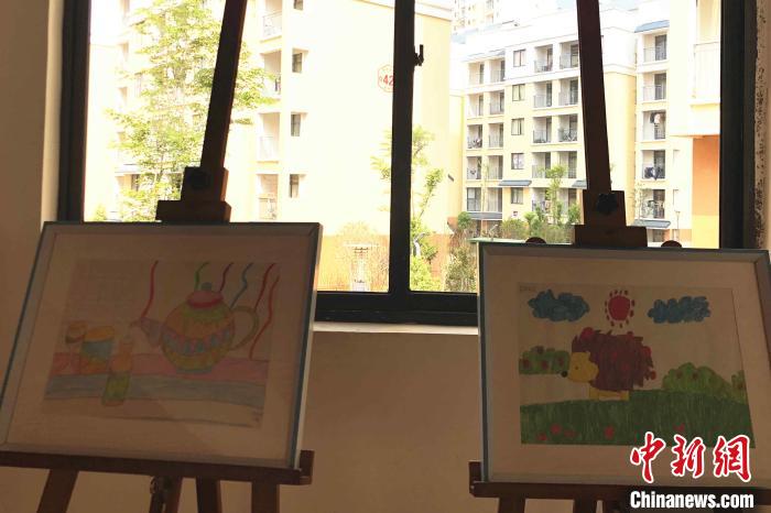 圖為會澤縣城易地扶貧搬遷點一所小學(xué)內(nèi)擺放著的學(xué)生畫作?！】姵?攝