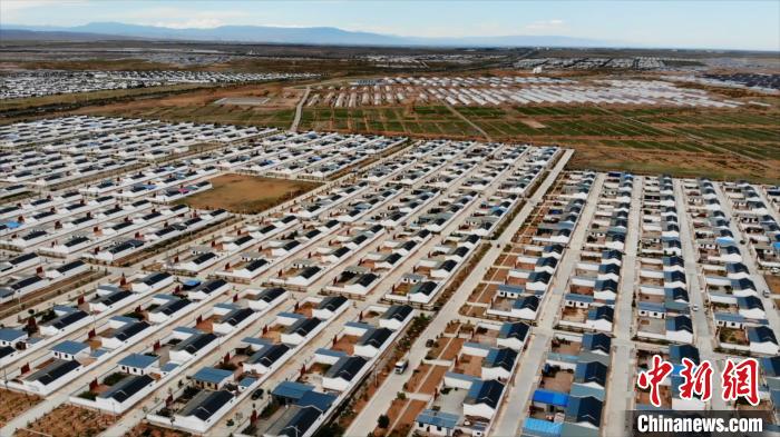 圖為航拍的武威市古浪縣黃花灘生態(tài)移民區(qū)富民新村。(資料圖) 李亞龍 攝