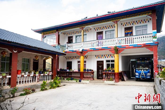 1月30日，嘎腰村，僜人苦梅夏自家的兩層樓房。<a target='_blank' ><p  align=