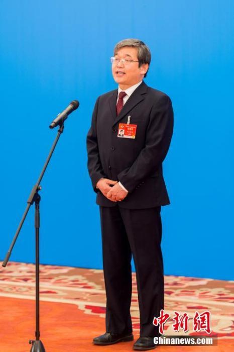 3月10日，全國政協(xié)十三屆四次會議第三場“委員通道”采訪活動在北京人民大會堂新聞發(fā)布廳舉行。圖為全國政協(xié)委員阿拉坦倉通過網(wǎng)絡視頻方式接受媒體采訪。<a target='_blank' ><p  align=