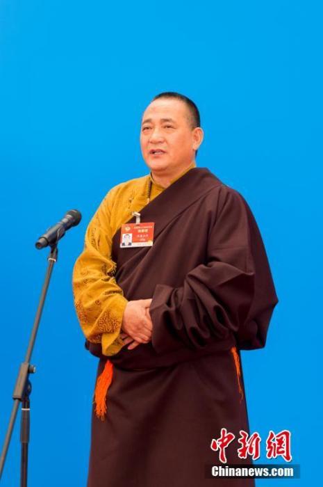 3月10日，全國政協(xié)十三屆四次會議第三場“委員通道”采訪活動在北京人民大會堂新聞發(fā)布廳舉行。圖為全國政協(xié)委員洛桑山丹通過網(wǎng)絡視頻方式接受媒體采訪。<a target='_blank' ><p  align=