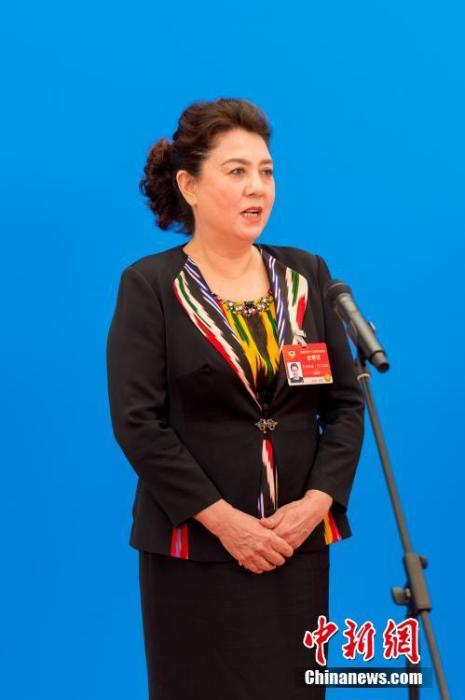 3月10日，全國政協(xié)十三屆四次會議第三場“委員通道”采訪活動在北京人民大會堂新聞發(fā)布廳舉行。圖為全國政協(xié)委員古麗帕麗·阿不都拉通過網(wǎng)絡視頻方式接受媒體采訪。<a target='_blank' ><p  align=