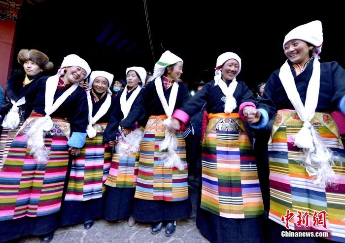 資料圖為2014年12月6日，拉薩民眾歡度“仙女節(jié)”。 <a target='_blank' href='/'><p  align=