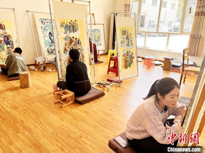 圖為畫室內(nèi)學徒練習繪畫唐卡。　馬文莉 供圖