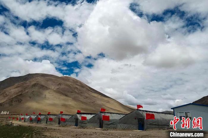 圖為西藏康馬縣的高原溫室大棚?！⒔ㄜ?攝