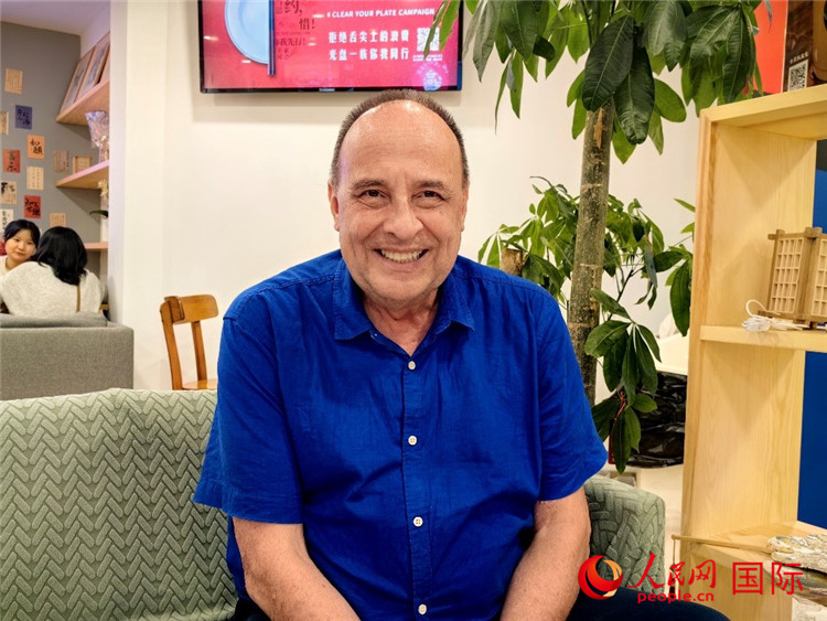 巴西坎皮納斯州立大學(xué)文學(xué)院資深教授弗朗西斯科·福特·哈德曼接受人民網(wǎng)專訪。人民網(wǎng)記者 符園園攝