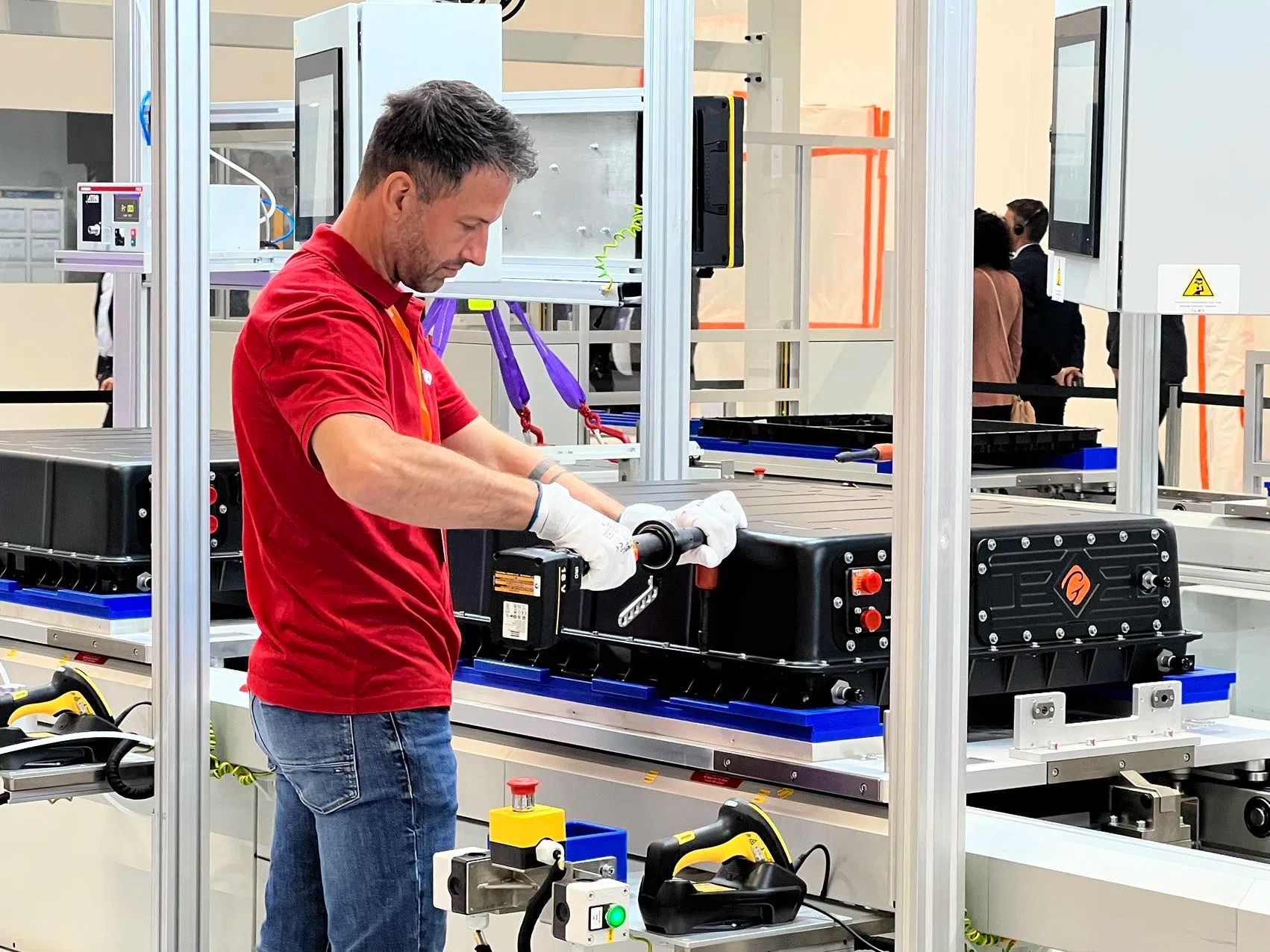 2023年9月國軒高科哥廷根工廠首款電池產(chǎn)品線投產(chǎn)。人民網(wǎng)記者 李強(qiáng)攝