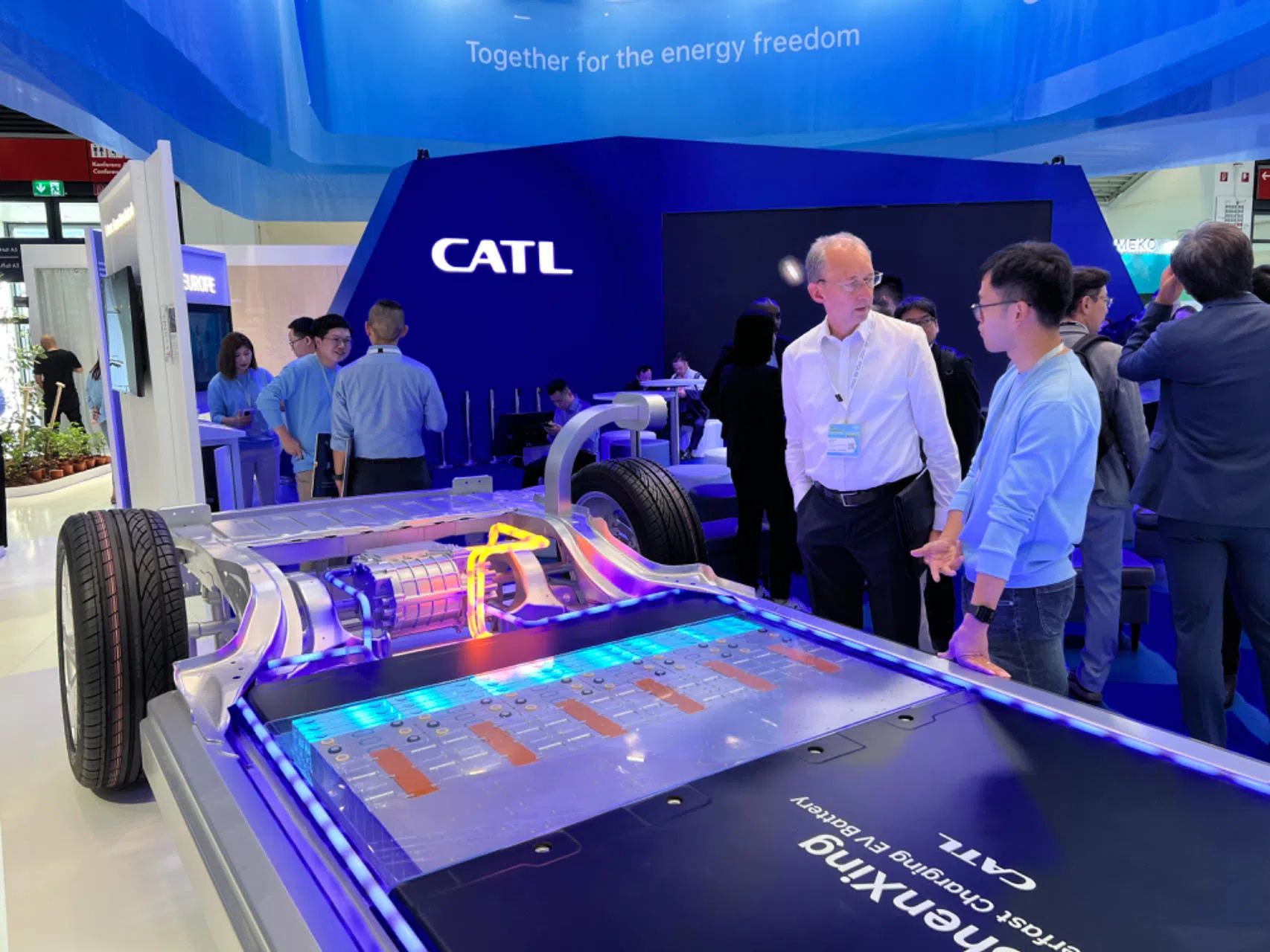 寧德時(shí)代在德國國際汽車及智慧出行博覽會(huì)的展臺(tái)。人民網(wǎng)記者 李強(qiáng)攝