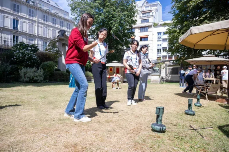中外友人體驗(yàn)投壺游戲。巴黎